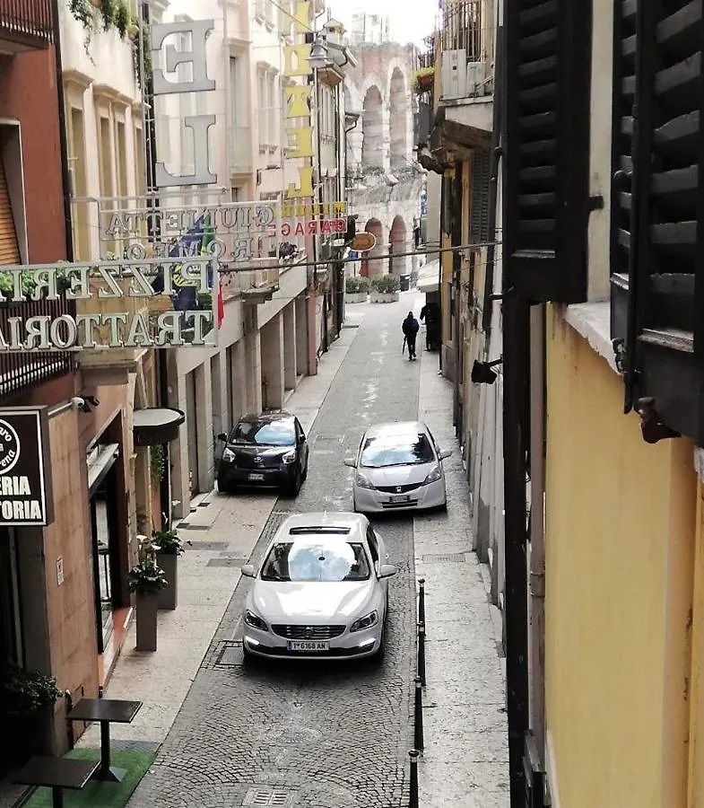 Nicchia Bed & Breakfast Verona شقة